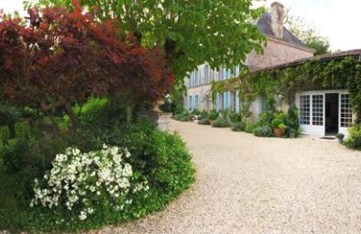 Dwór na sprzedaż Gémozac, Nouvelle-Aquitaine, Das Landhaus mit Vorplatz und Garten