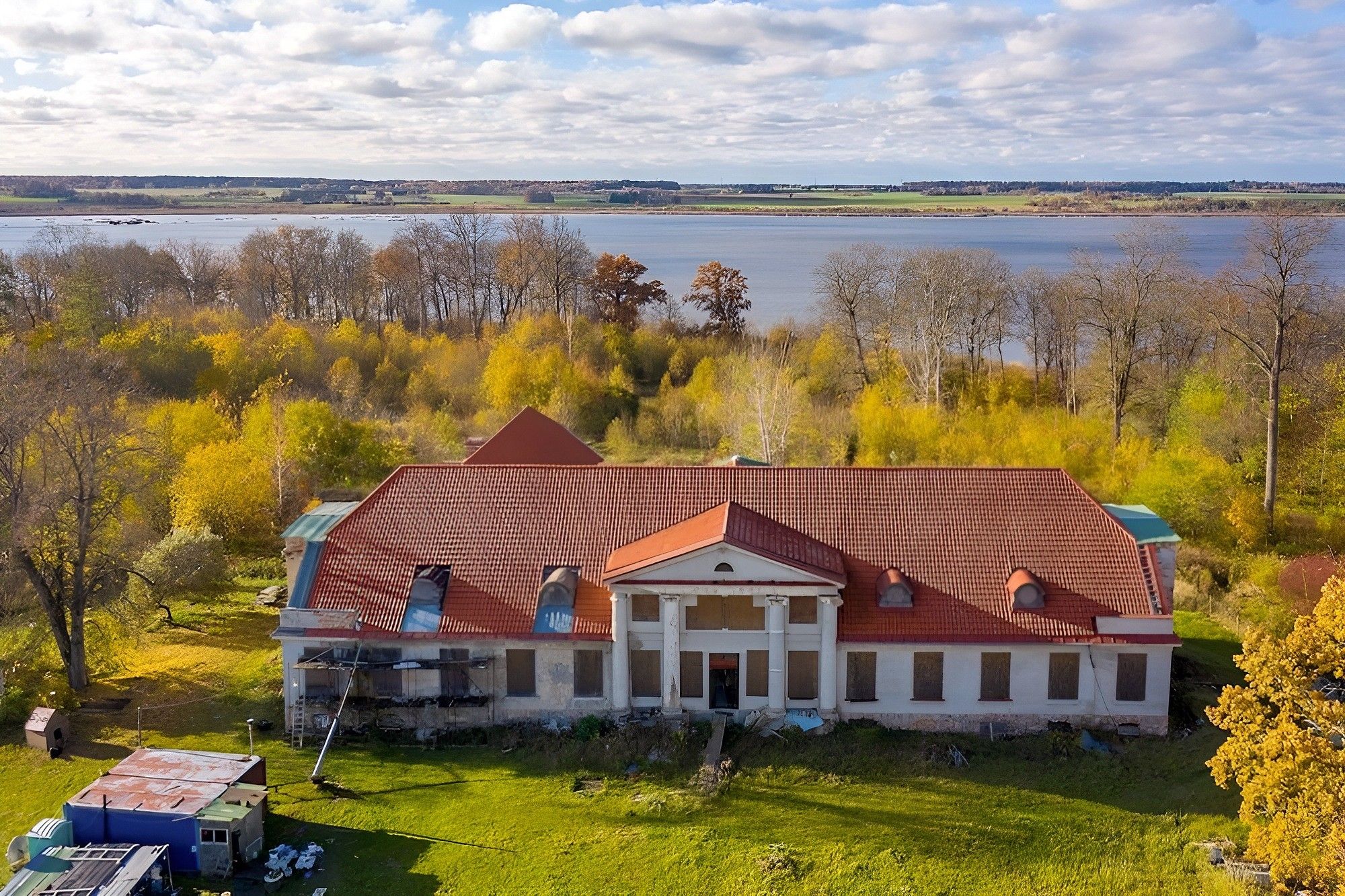 Zdjęcia Līgutu - Pałac nad jeziorem na Łotwie