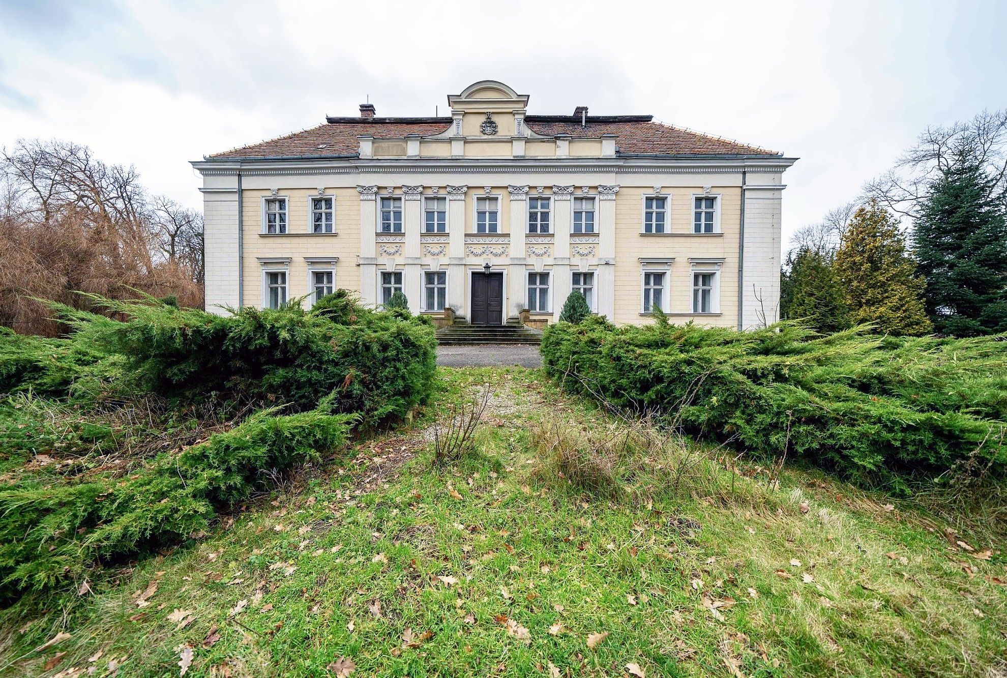 Zdjęcia Gola, dostojny pałac z ciekawą historią w tle czeka na nowego właściciela. Dzisiaj oferujemy ten obiekt w bardzo cenie 