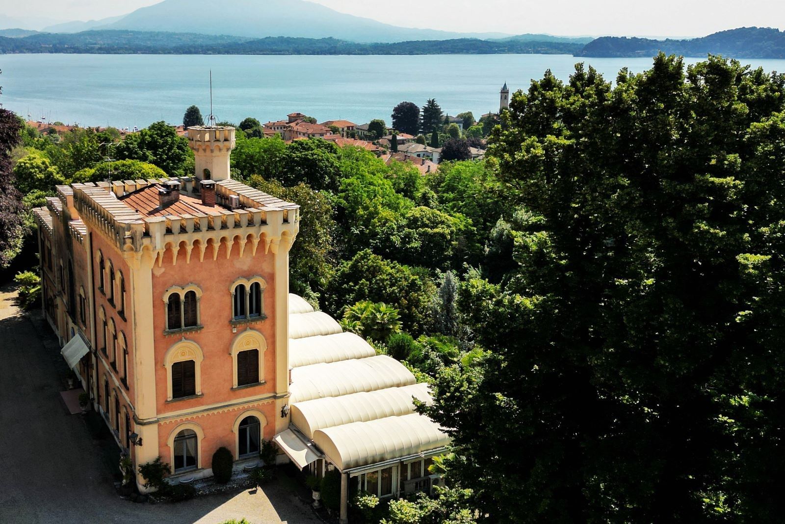 Zdjęcia Neoromański pałac w Lesa nad jeziorem Maggiore