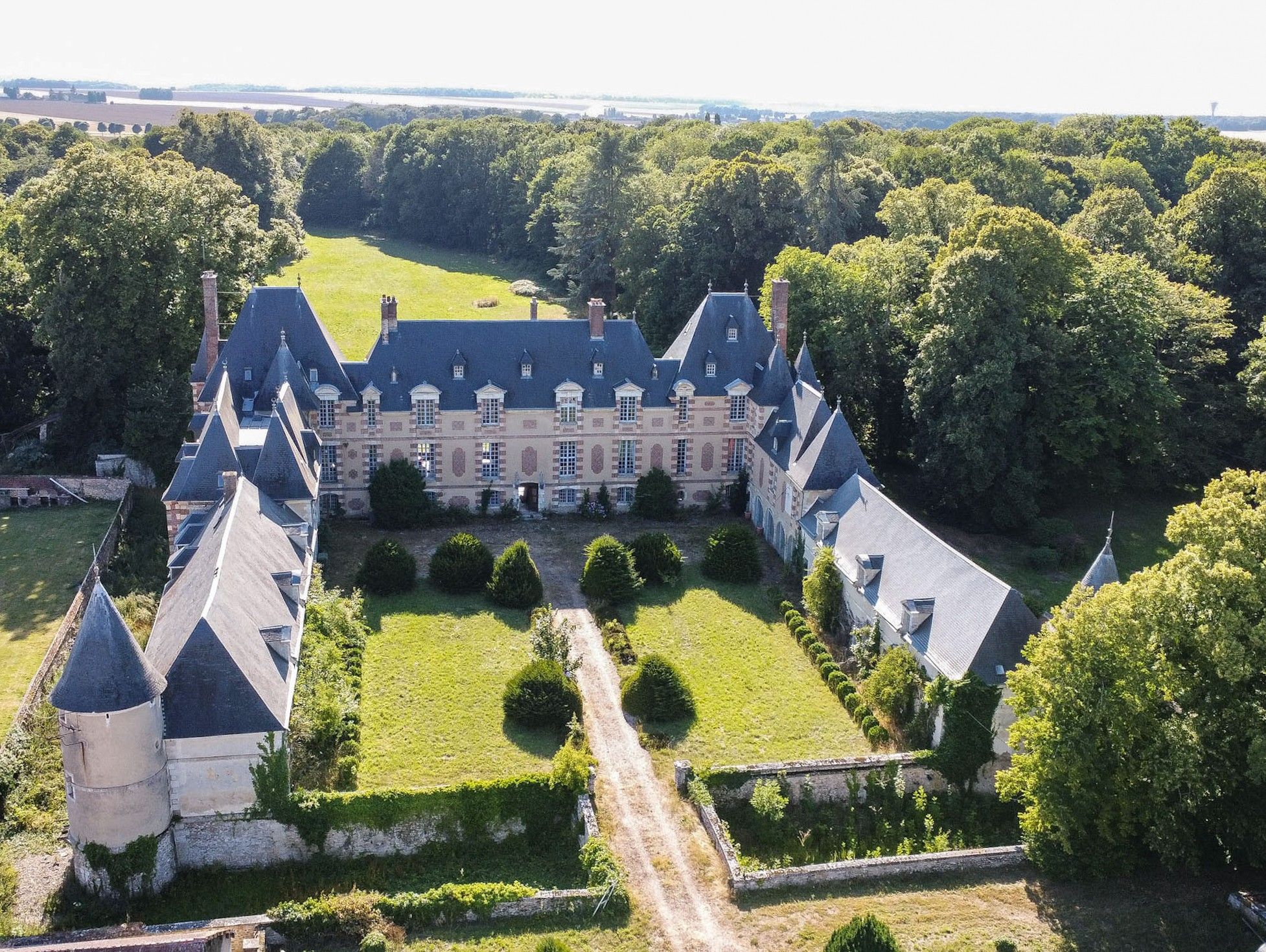 Zdjęcia Château Louis XIII: zamek w Normandii niedaleko Paryża