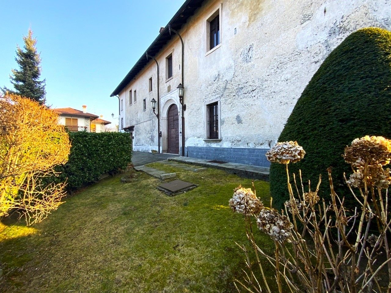 Zdjęcia Część pałacu "Il Castello di Vezzo" należącego do rodziny Visconti