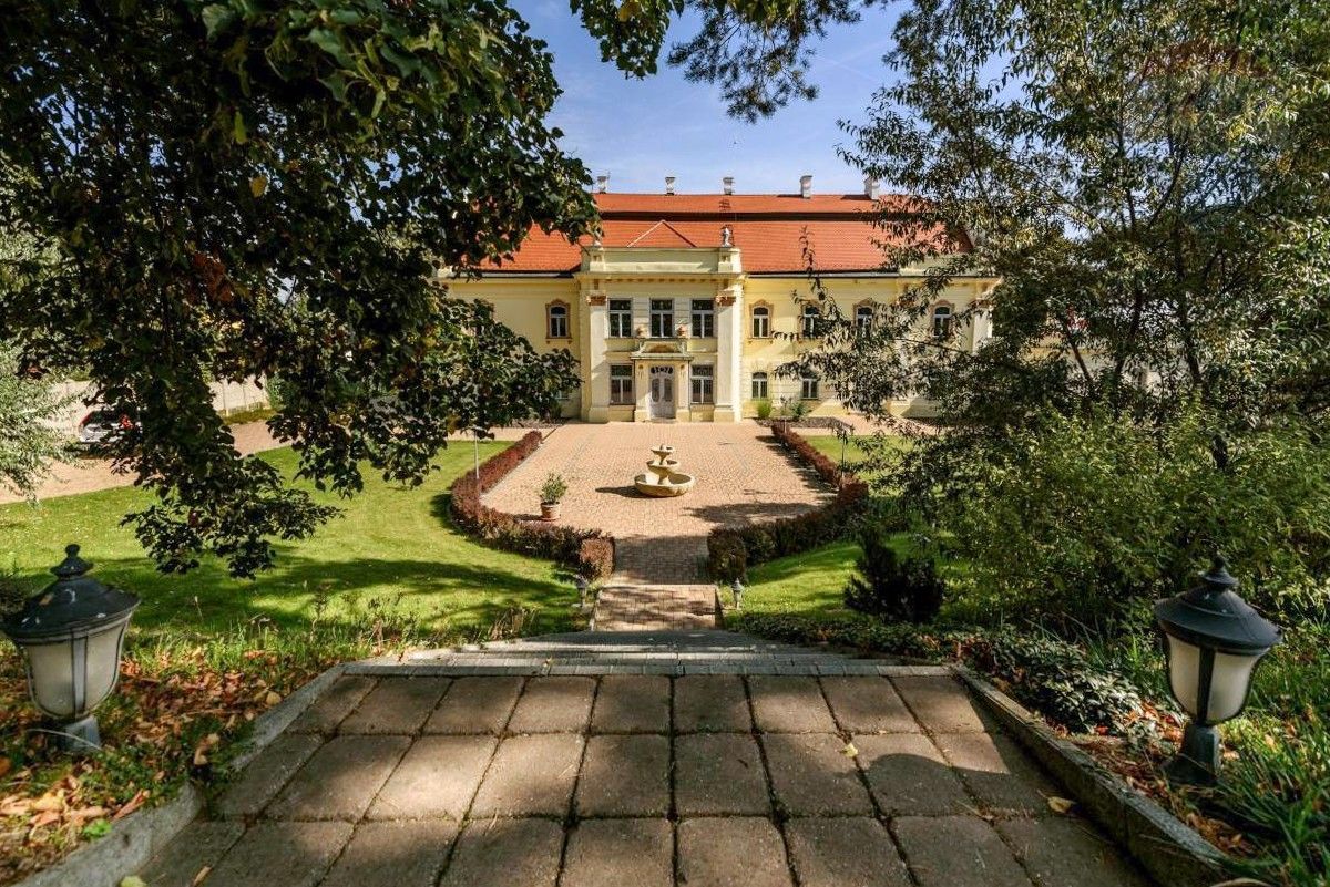 Zdjęcia Secesyjny pałac z parkiem w zachodniej Słowacji