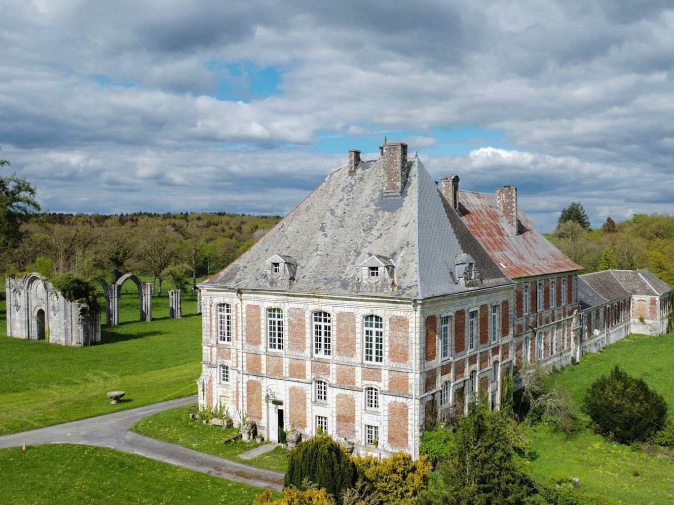 Zdjęcia Stary klasztor w Ardenach, region Francja-Belgia