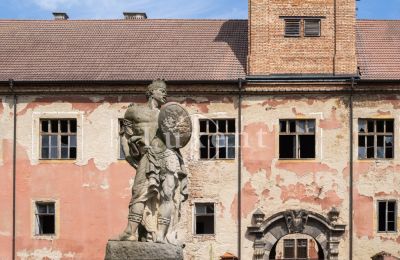 Posiadłości, Zamek w środkowych Czechach koło Pragi