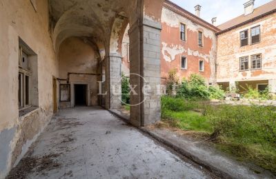 Pałac na sprzedaż Kounice, Zámek Kounice, Středočeský kraj, Dziedziniec wewnętrzny