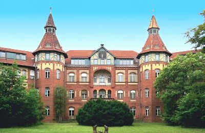Nieruchomości, Duży kompleks pałacowy i dawny szpital w pobliżu Cottbus