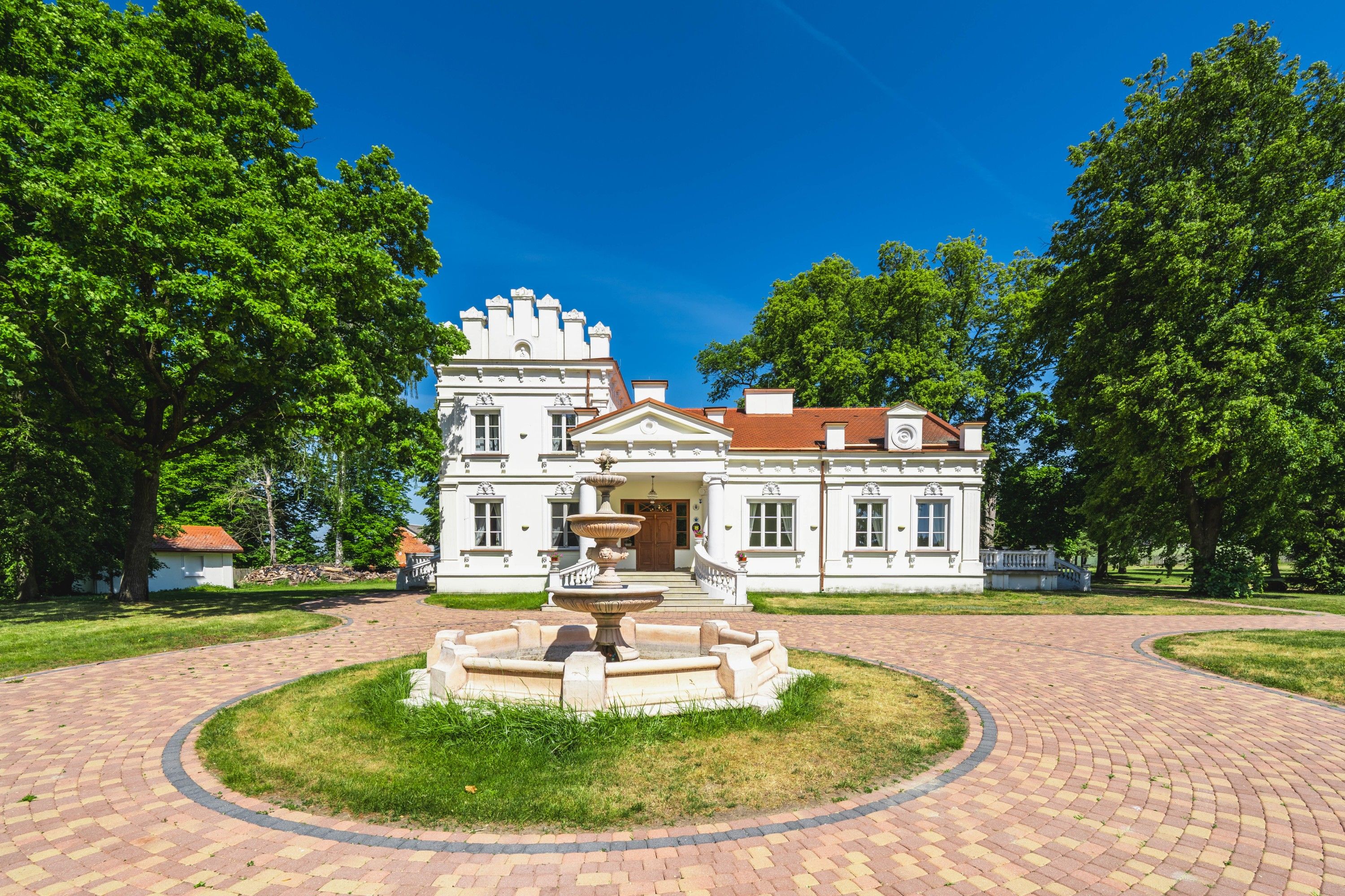 Zdjęcia Zrewitalizowany pałac z parkiem blisko Warszawy