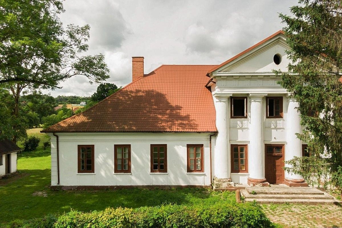 Zdjęcia Urokliwy dwór w Rożnowie nad Dunajcem