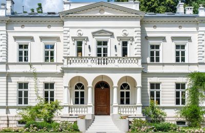 Posiadłości, Historyczny Pałac Położony Na Terenie Parku