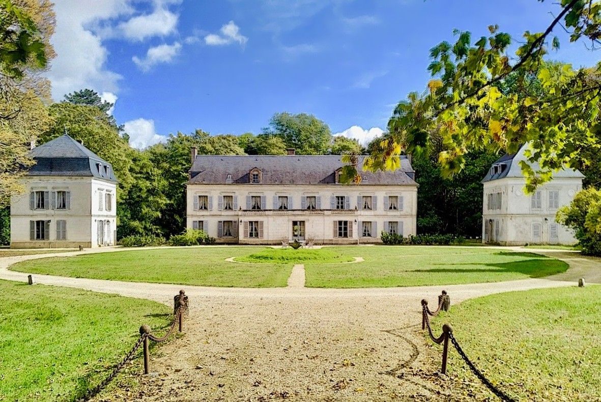 Zdjęcia Wspaniały château w Yonne, 150 km na południe od Paryża