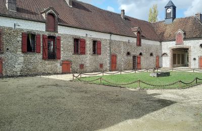 Pałac na sprzedaż Bourgogne-Franche-Comté, Oficyna