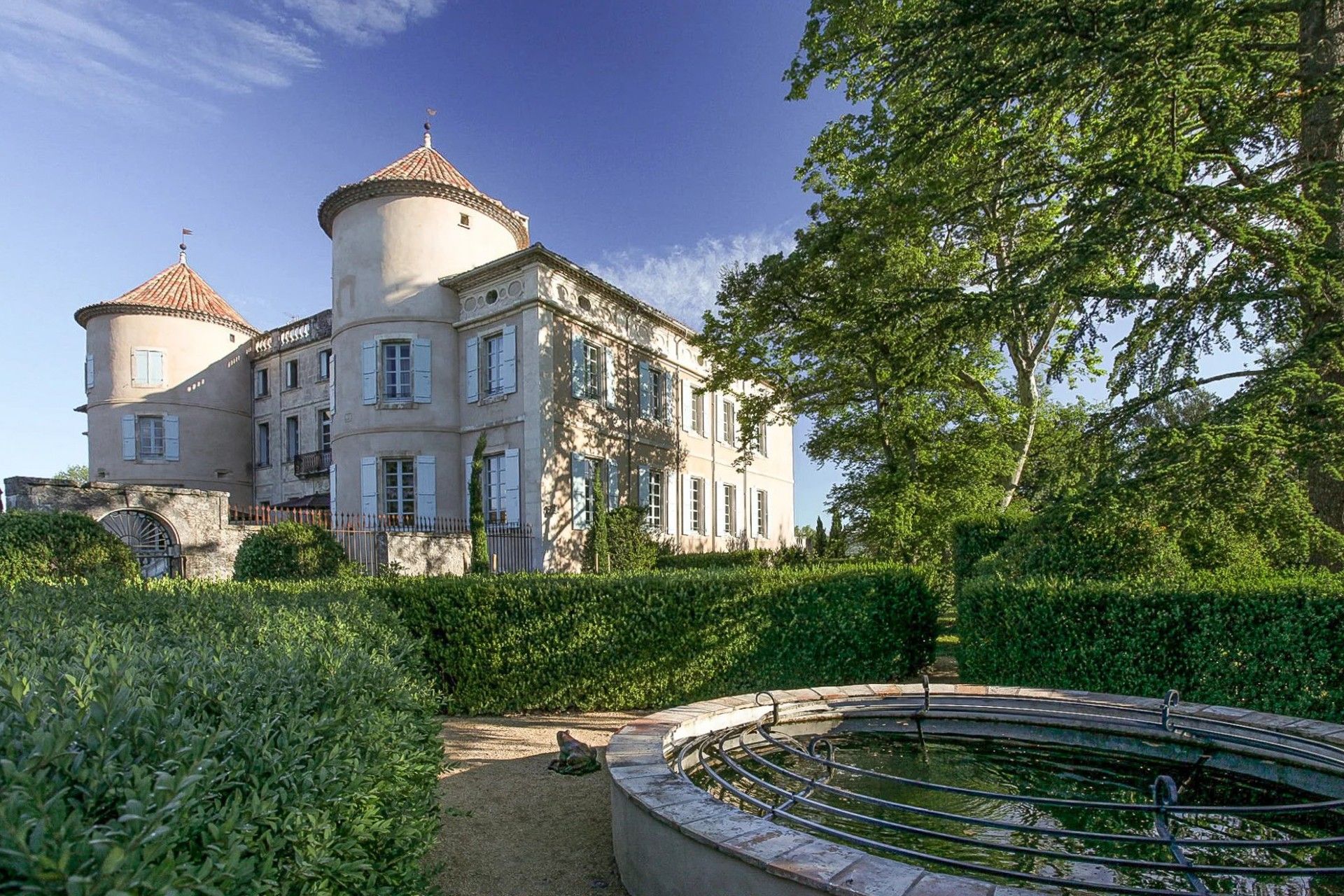 Zdjęcia Château z wyjątkową atmosferą i różnorodnymi cechami nieruchomości