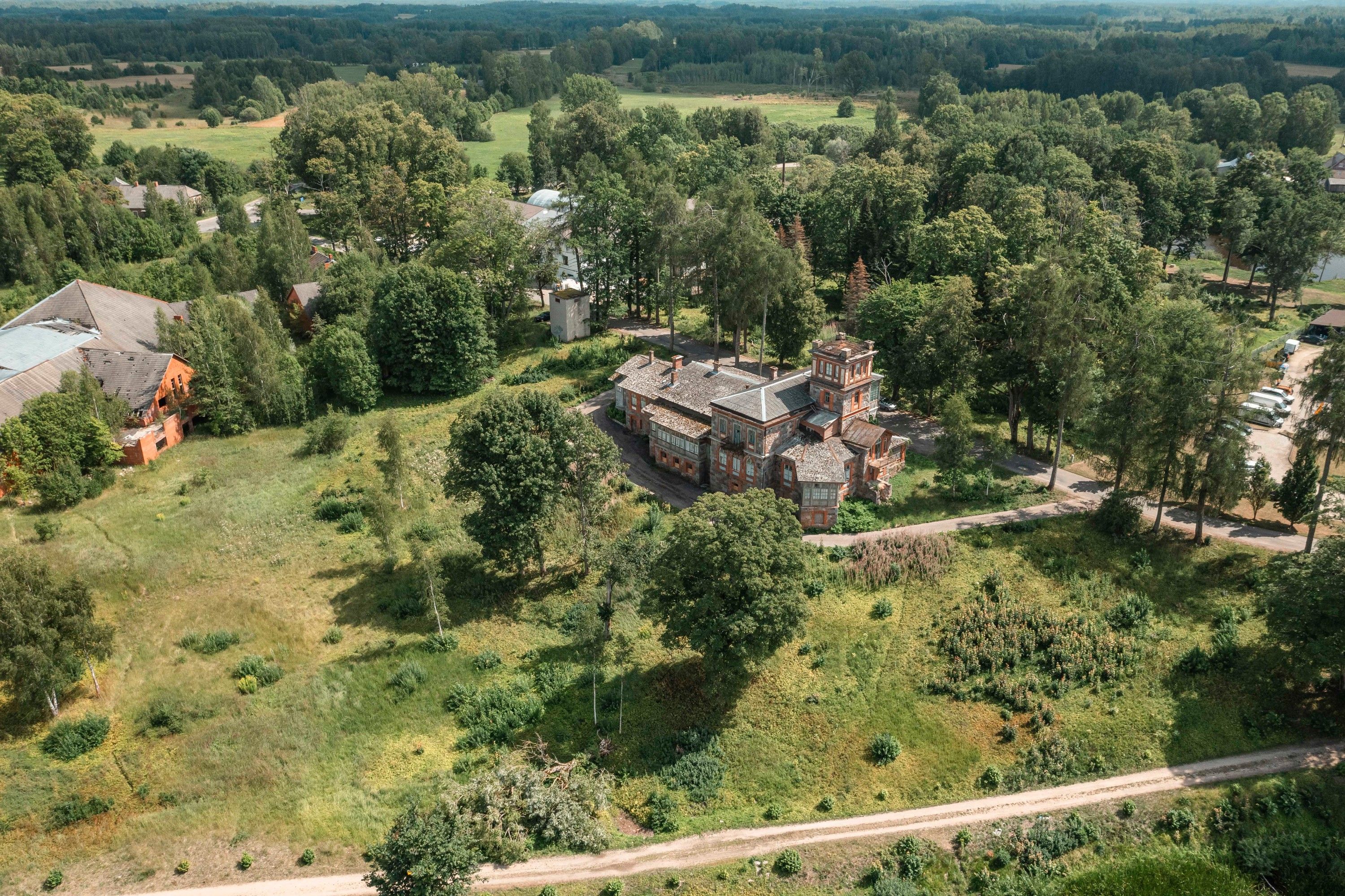 Zdjęcia Urokliwy dwór nad jeziorem za niską cenę