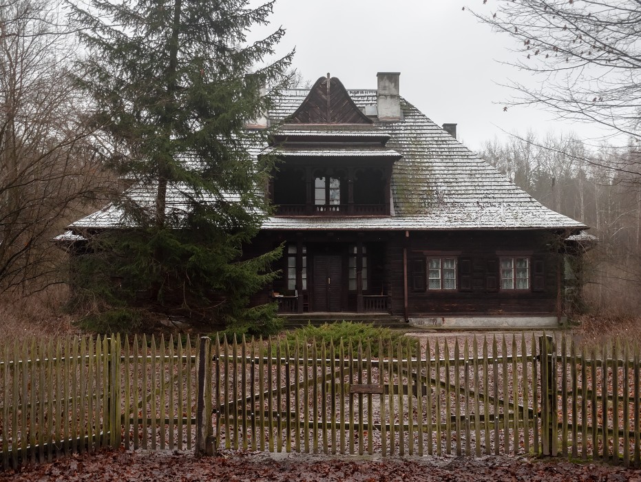 Zabytkowy dom mieszkalny w Kampinoskim Parku Narodowym, Kampinos