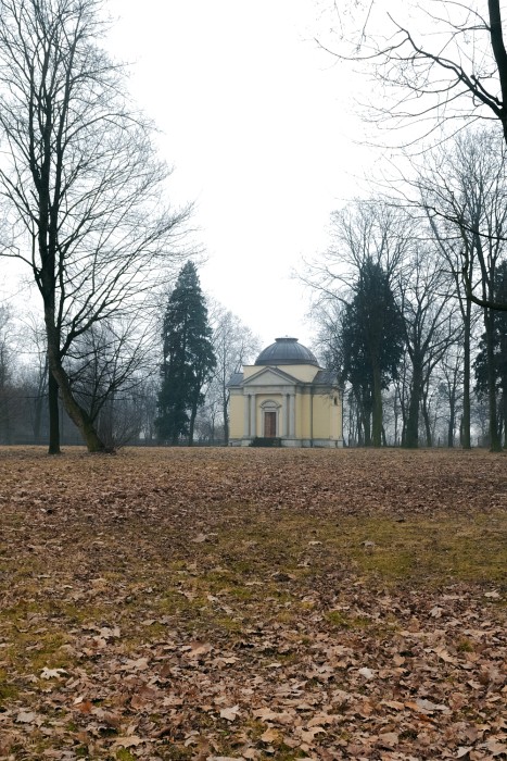 Zespół pałacowo-parkowy w Krowiarkach: Mauzoleum, Krowiarki