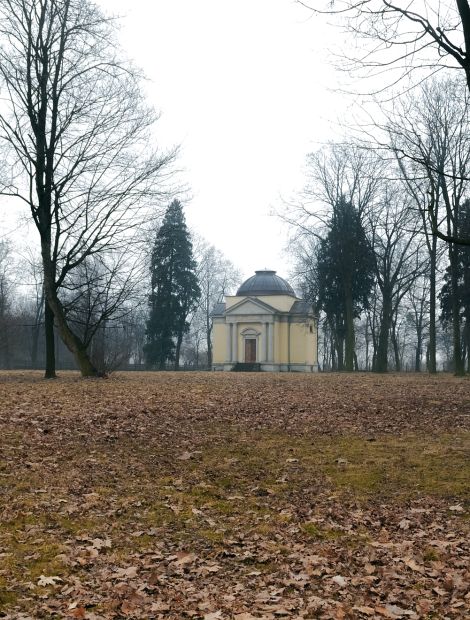  - Zespół pałacowo-parkowy w Krowiarkach: Mauzoleum