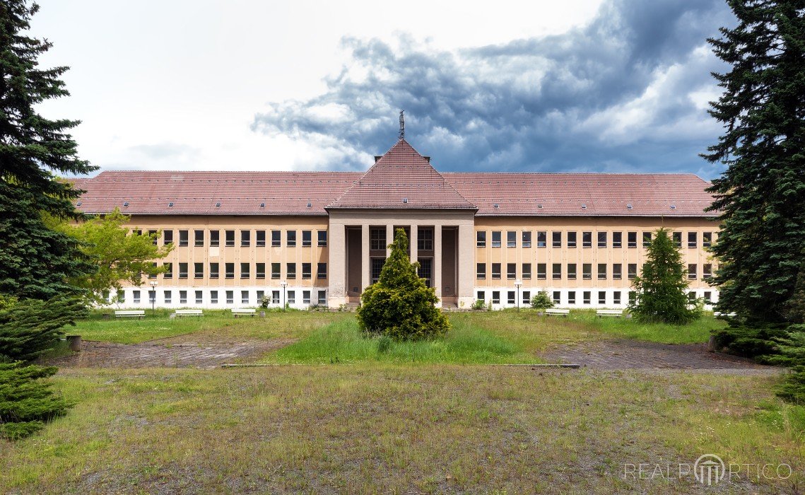 Hauptgebäude mit Hörsaal des früheren SED-Schulungszentrums Großer Ziegenberg in Ballenstedt, Ballenstedt