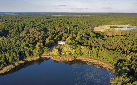 Pałace i dwory nad jeziorem