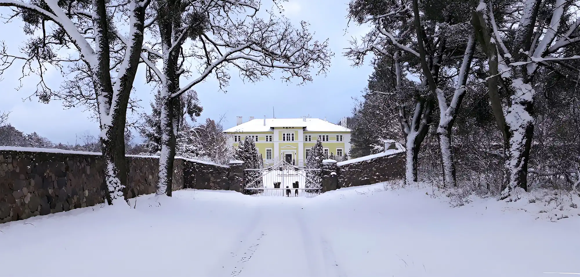 Mazury, Pałac nad jeziorem